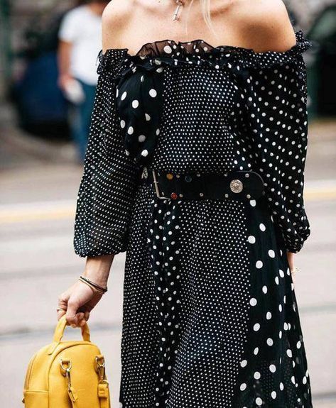 15 Cute Polka Dot Pieces for Summer - FROM LUXE WITH LOVE Polka Dot Outfit, Dot Outfit, Dots Fashion, Black And White Outfit, New Street Style, Fashion Street Style, White Polka Dot Dress, Elegante Casual, Street Style Trends