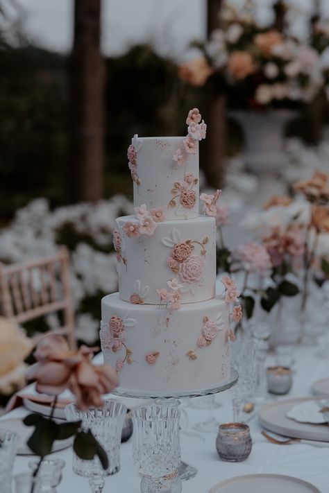 Simple Wedding Cake With Pink Flowers, Pastel Pink And Gold Wedding, White Pink And Gold Wedding Decor, Pink Wedding Cake Aesthetic, White And Pastel Pink Wedding, Light Pink And Gold Wedding Theme, Pink Aesthetic Wedding Theme, Wedding Cakes Pink Flowers, Pink White And Gold Wedding Cake