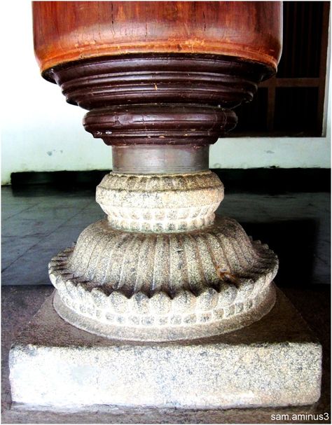 Dakshina Chitra, Tamil Nadu column detail Chettinad Architecture, Tamil House, Chettinad House, Wood Pillars, Column Detail, Wooden Pillars, Pillar Design, Indian Interiors, Tropical Architecture