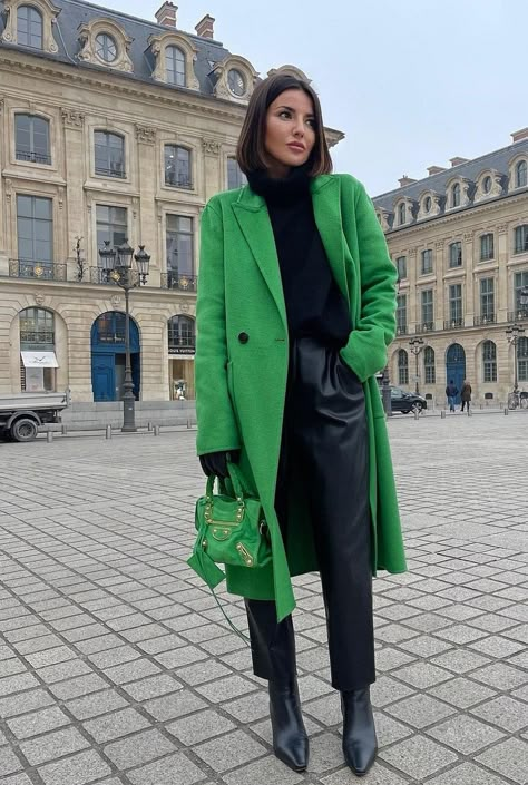 Green Coat Outfit Winter, Green Coat Outfit, Green Overcoat, Green Jacket Outfit, Ny Winter, Long Green Coat, Long Coat Outfit, Street Style Outfits Casual, Winter Coat Outfits