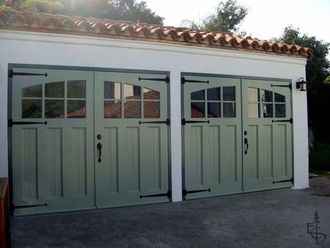 Swing-out garage doors Green Garage Door, Carriage Garage, Green Garage, Aluminium Garage Doors, Garage Door Sizes, Carriage House Garage Doors, Garage Door House, Carriage House Doors, Carriage Garage Doors