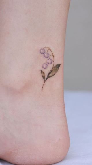 Small Flower Tattoos - TONS of Ideas, Designs & Inspiration... Yellow Flower Tattoos, Meow Tattoo, Small Flower Tattoos For Women, Small Friendship Tattoos, Cottagecore Tattoo, Flower Tattoos Ideas, Vintage Floral Tattoos, Flower Finger Tattoos, Behind Ear Tattoos