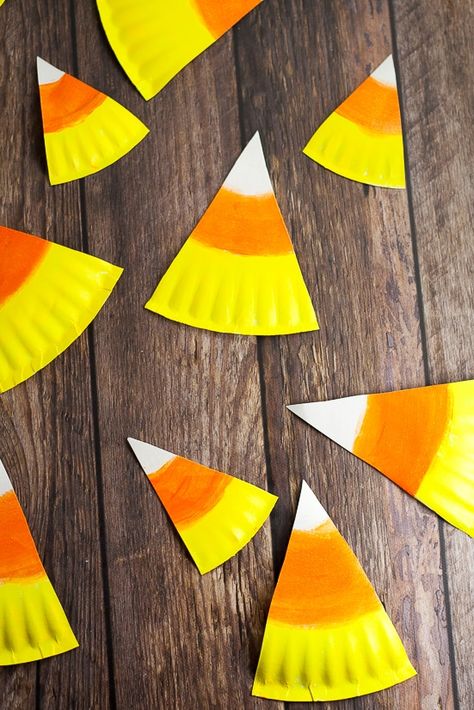 Paper Plate Candy, Miniature Haunted House, Halloween Papercraft, Halloween Diy Paper, Cheap Halloween Diy, Candy Corn Crafts, Banner Tutorial, Diy Halloween Dekoration, Cheap Diy Halloween Decorations