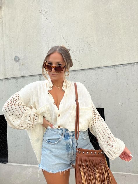 Natural Crochet Sleeve Button Up White Shorts Outfit, Cruise Outfits, Simple Outfit, Weather Wear, Spring Fashion Outfits, Boho Casual, Fall Fashion Outfits, Fabulous Fashion, Mom Outfits