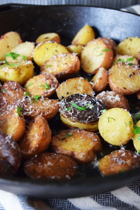 Cast Iron Skillet Garlic & Parmesan Potatoes Iron Meals, Rice Sides, Baby Potato Recipes, Southern Foods, Red Potato Recipes, Garlic Parmesan Potatoes, Cast Iron Oven, Sauteed Potatoes, Roasted Baby Potatoes