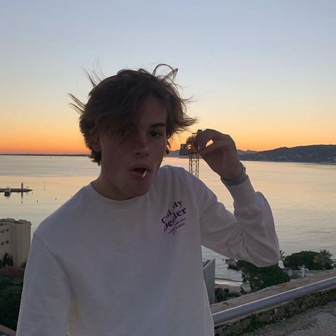 Shared by leo. Find images and videos about boy, aesthetic and sunset on We Heart It - the app to get lost in what you love. Surfer Boys, Skater Boys, Grunge Boy, Eleven Paris, Boy Aesthetic, Skater Boy, Aesthetic Boys, Tumblr Boys, Skateboard Art