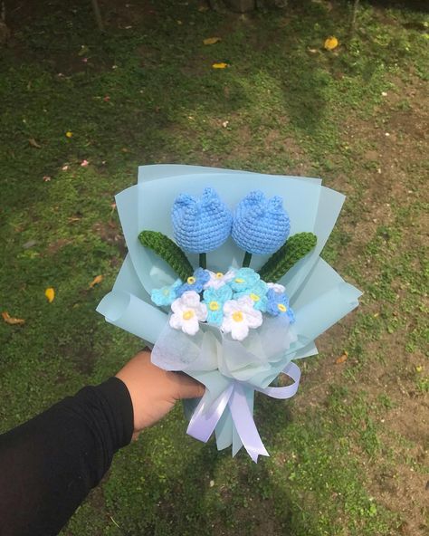 Tulips and forget-me-not bouquet in blue theme. #crochet #crochetaddict #crochetflower #crochetbouquet #bouquet #bouquetmurah #bouquetbunga Blue Crochet Bouquet, Blue Tulips Bouquet, Crochet Booth, Tulips Bouquet, Crochet Bouquet, Tulip Bouquet, Blue Tulips, Blue Theme, Crochet Things