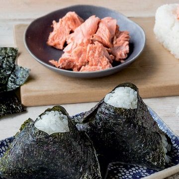 Salmon Onigiri, Onigiri Filling, Handheld Food, Yaki Onigiri, Onigiri Recipe, Toddler Finger Foods, Kid Friendly Snack, Rice Balls, Sticky Rice