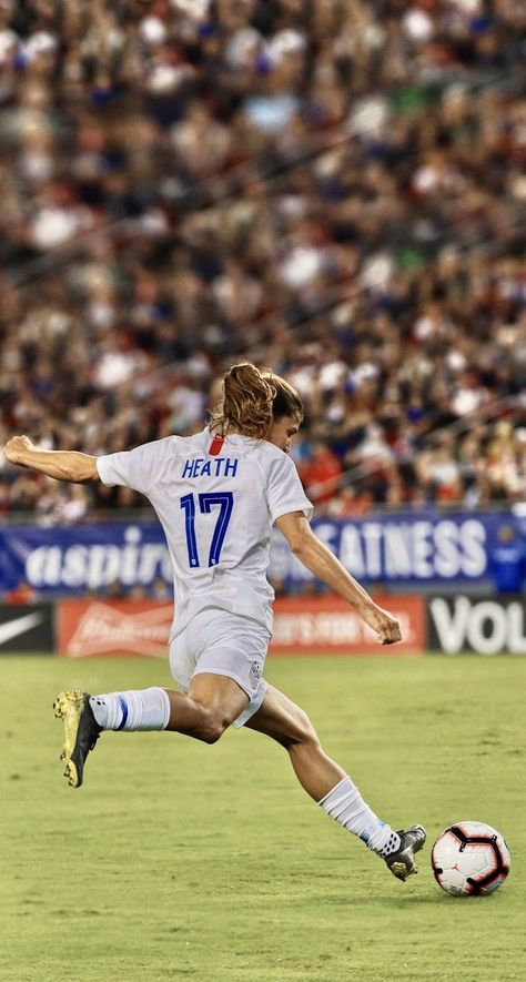 Pro Soccer Player Aesthetic, Tobin Heath Wallpaper, Girl Playing Soccer, Soccer Photos, Soccer Aesthetic, Us Women's National Soccer Team, Soccer Usa, Quad Squad, Soccer Women