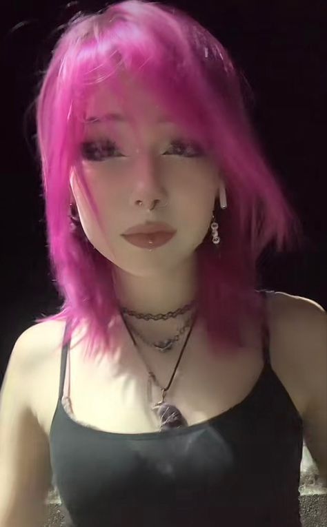 Pink Hair Grunge, Pink Hair Goth, Hayley Williams Hair, Pink Hair Pfp, Curly Pink Hair, Vampire Hair, Dark Pink Hair, Pink Purple Hair, Magenta Hair