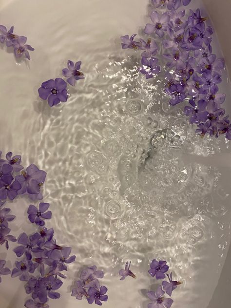 Flowers Floating In Water, Flower Water, Floating In Water, Water Flowers, In Water, Bday Party, Fresh Water, Floating, Recycling