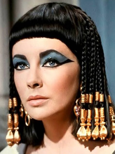 Cleopatra Make-up, Ancient Egyptian Makeup, Makeup Forever Concealer, Egypt Makeup, Egyptian Eye Makeup, Cleopatra Makeup, Egyptian Hairstyles, Egyptian Makeup, Makeup History