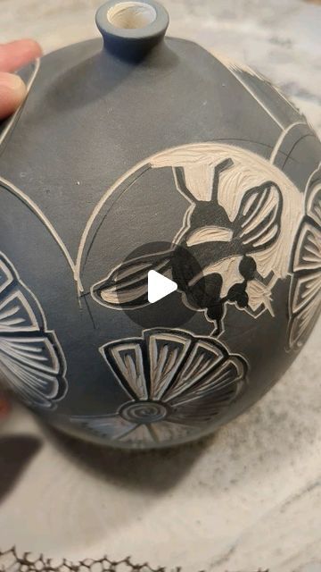 Beth Hatlen Elliott on Instagram: "Realtime Sgraffito carving a vase
.
.
.
#bethelliottpottery #bees #beeart #clay #pottery #ceramics #ceramicvase #realtime" Carving On Pottery, Carving Ceramics Ideas, Sgraffito Christmas, Scrafito Designs, Sgraffito Ceramics, Pottery Carving, Sgraffito Pottery, Carved Pottery, Sgraffito Technique