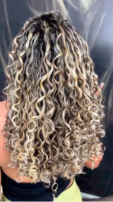 Black Hair Highlights, Afro Hair Inspiration, Blonde Highlights Curly Hair, Dark Brown Hair Color Ideas, Ash Blonde Hair Balayage, Afro Styles, Dark Curly Hair, Dyed Curly Hair, Brown Hair Color Ideas