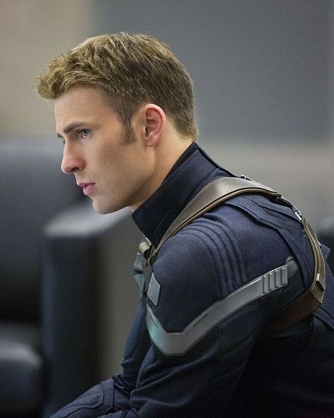 Sɪ ғᴜᴇʀᴀs Hɪᴊᴀ ᴅᴇ ᴜɴ Aᴠᴇɴɢᴇʀ 👶🏻👧🏻👩🏻 - Steve Rogers 🇺🇸 - Wattpad Captain America Haircut, Chris Evans Haircut, Captain Amerika, Captin America, Kapten Marvel, Christopher Robert Evans, Captain America Wallpaper, Steve Rogers Captain America, Robert Evans