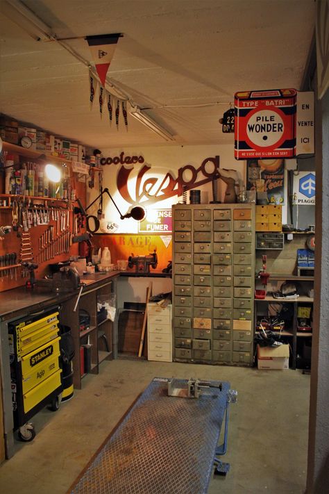 Kolt and Groove Garage Mechanics Garage Organization, Garage Layout, Mechanic Shop Decor, Garage Logo, Garage Workshop Plans, Haircut Selfie, Man Garage, Garage Design Interior, Photo Hijab