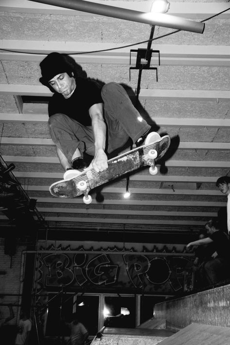 Skater Pics, Skate Drawing, Skate Boarder, Street Skating, Flip Photo, Skateboard Photos, Skate Aesthetic, Skateboard Aesthetic, Skate Photos