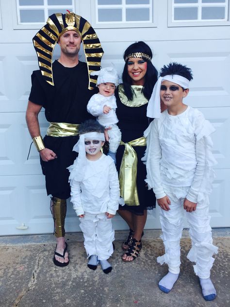 Family Halloween costume! #kingtut #cleopatra #mummys #boyshalloweencostumes #diycostumes Mummy Family Costumes, Egyptian Family Costumes, Cleopatra And Mummy Costume, Cleopatra Halloween Costume, Cleopatra Halloween, Egyptian Halloween, Halloween Costumes For Family, Mummy Costume, Halloween 2017