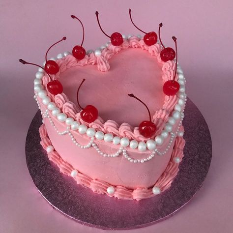 C O V E N   B A K E R Y on Instagram: “💓💓 Valentines is coming up cherubs, here’s our favourite pearly heart cake that we created a whole year ago 💓💓 For those who don’t know, we…” Vintage Pasta, Resipi Kek, Torte Cupcake, Cute Baking, Think Food, Pretty Birthday Cakes, Heart Cake, Cute Birthday Cakes, Just Cakes