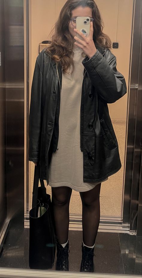 Autumn fall outfit inspiration oversize leather jacket and sweatshirt dress mini black skirt Oversize Leather Jacket, 2022 Skirt, Mini Black Skirt, Outfit Ideas 2022, Baggy Dresses, Fall Outfit Inspiration, Outfit Hoodie, Skirt Outfits Fall, Fall Outfit Ideas