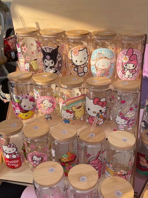 Kuromi Coffee Cup, Hello Kitty Tumblr Cup, Cute Sanrio Items, Hello Kitty Cups, Aesthetic Jar, Hello Kitty Tumblr, Cups Aesthetic, Aesthetic Cups, Hello Kitty Cup