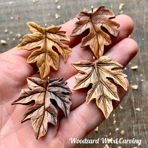 Wood Maple Leaf, Witling Wood Ideas, Simple Wood Carving Ideas For Beginners, Wood Carved Ornaments, Cool Wood Projects Diy Creative Crafts, Small Wood Carvings, Wood Carving Beginner, Small Wood Carving Ideas, Wood Carving Ideas Beginner