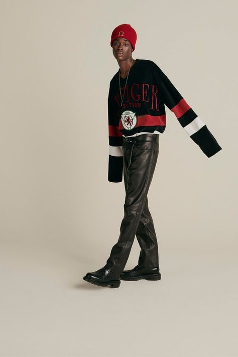 Tommy Hilfiger Otoño Invierno 2020-2021 Moda Masculina - Pasarelas | Vogue España Tommy Hilfiger Menswear, Comfy Sweatpants, Male Fashion Trends, Cool Hawaiian Shirts, Classic Jacket, Style Cardigan, Menswear Collection, Fall Fashion Trends, Fashion Show Collection