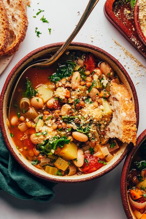 The ULTIMATE Vegetable Soup! Comforting, nourishing, flexible ingredients and just 1 pot! #minimalistbaker #recipe #plantbased #simple #veggie #soup Bean And Vegetable Soup, Veggie Soup, Bean Soup, Vegetable Soup, Soup And Salad, A Bowl, Soups And Stews, Soup Recipes, Whole Food Recipes