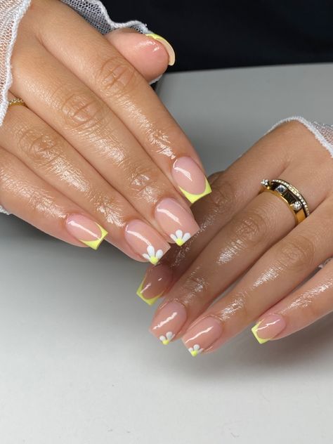 Medium Square Nails, Nail Yellow, Vacay Fits, Spring Acrylic Nails, French Tip Nail Designs, Simple Gel Nails, Short Square Nails, Simple Acrylic Nails, Casual Nails