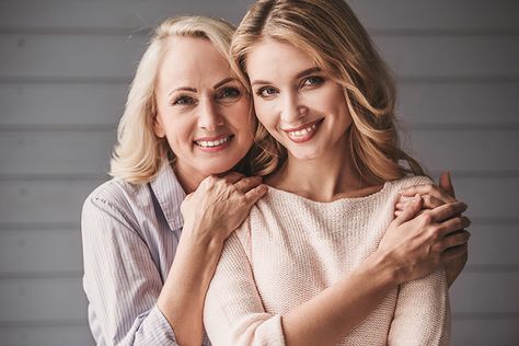 Adult Family Photos, Mother Daughter Photography Poses, Mom Daughter Photography, Mom Daughter Photos, Mother Daughter Poses, Daughter Photo Ideas, Mother Daughter Pictures, Mother Daughter Photoshoot, Mother Daughter Photos