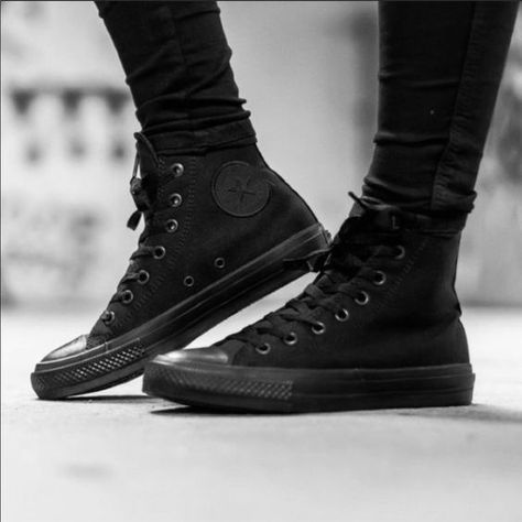 17 BASIC CLOTHING ESSENTIALS EVERY GIRL SHOULD HAVE – Bored Robin Girl All Star Converse High Tops, All Black Converse, Обувь Air Jordan, Black Chucks, Converse Outfits, Converse High Top, Mode Shoes, Sneaker Outfits, Sneaker Trend