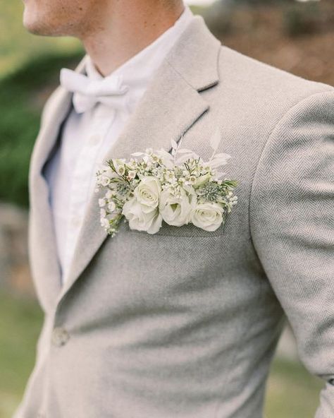 Groom | boutonnières | wedding flowers The Floralette Co. Pocket Flowers Wedding, Pocket Flowers Groom, Boutonniere White, Pocket Boutonniere, Pocket Flowers, White Boutonniere, White Flower Arrangements, Boutonniere Wedding, Wedding Florals