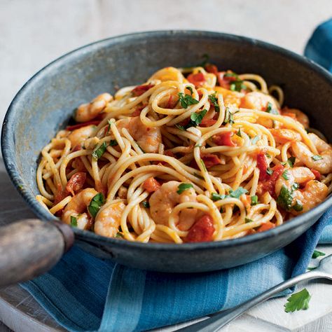 A Mediterranean inspired pasta supper, with the classic combination of chilli, tomato and prawn Chilli Prawn Pasta, Prawn Pasta Recipe, Prawn Spaghetti, Prawn Pasta, Salad Appetizer Cups, Chilli Prawns, Prawn Dishes, Pastas Recipes, Healthy Food Guide