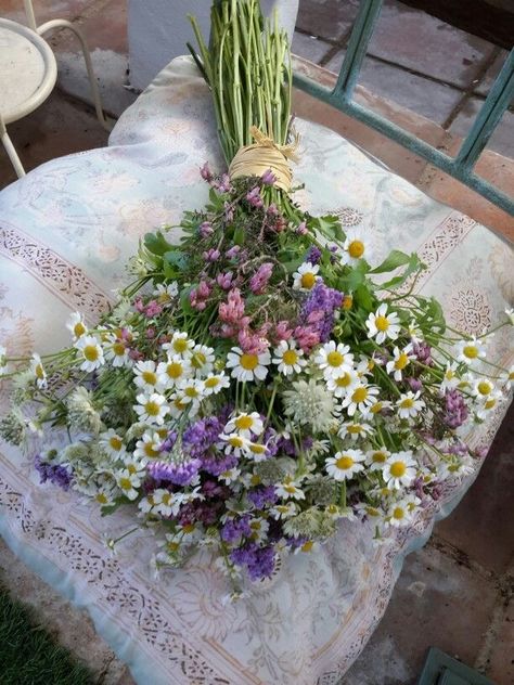 Hawthorn Flower Bouquet, Woodsy Flower Arrangements, Pergola Decor Ideas, Color Palette Moody, Autumn Bed, Pergola Decor, Fall Bedroom Aesthetic, Wild Flowers Bouquet, Color Palette Fall