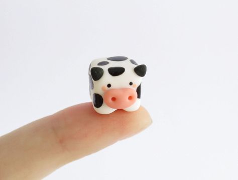 Adorable cubed cow charm! This little cow is completely handmade out of polymer clay. - The measurement for necklace charm: 1.3cm tall - The measurement for earring charm: 1cm tall Please note that these items are handmade, there may be some slight variation in the item you receive. Easy Polymer Clay Necklace, Polymer Clay Mini Figures, Cute Mini Clay Art, Clay Art Cow, Polymer Clay Crafts For Beginners Easy, Tiny Clay Animals, Cow Clay Sculpture, Clay Mini Figures, Clay Date Ideas Easy