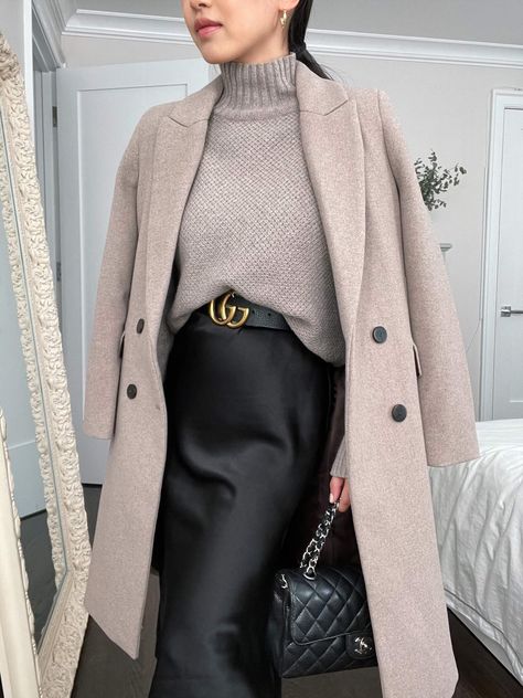 chic winter outfit ideas for women: chunky sweater over a slip dress + a statement belt // how to tuck a sweater into a skirt Tuck A Sweater, Dress With Sweater Over It, Gucci Belt Outfit, Sweater Over Dress, Slip Dress Outfit, Styling Clothes, Oversized Black Sweater, Extra Petite, Over Dress