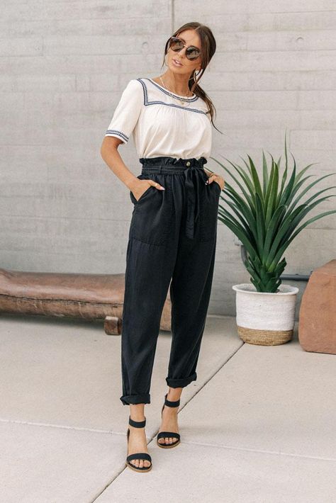 Tencel Paperbag Pants in Black – böhme Black Paperbag Pants Outfit, Paperbag Pants Outfit, Jane Outfits, Paperbag Hose, Total Girl, Paperbag Pants, Summer Work Outfits, Curvy Outfits, Business Casual Outfits