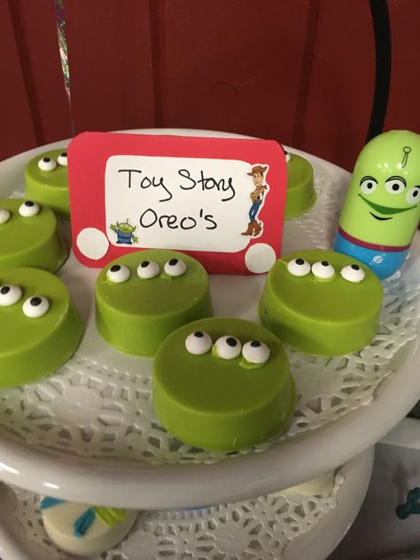 Toy Story Alien Oreos, Toy Story Dipped Oreos, Buzz Lightyear Dessert, Forky Cakepops, Disney Chocolate Covered Oreos, Buzz Lightyear Cake Pops, Toy Story Oreos Chocolate Covered, Toy Story Treats Ideas Diy, Buzz Lightyear Treats