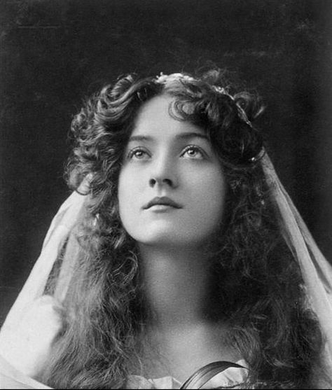 Maude Fealy, Creepy Old Photos, Evelyn Nesbit, Old Portraits, Olivia De Havilland, Portrait Photography Men, Old Photography, Old Hollywood Stars, Vintage Portraits