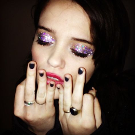 Sky Ferreira wearing Makeup Forever glitter eye makeup at Barclays Center when she opened for Miley Cyrus on the Bangerz tour. Makeup by Amy Chance. Indie Sleeze, Glitter Makeup Looks, Sky Ferreira, 2014 Tumblr, Indie Sleaze, Beauty Regimen, Festival Makeup, Glitter Eyes, Glitter Eyeshadow