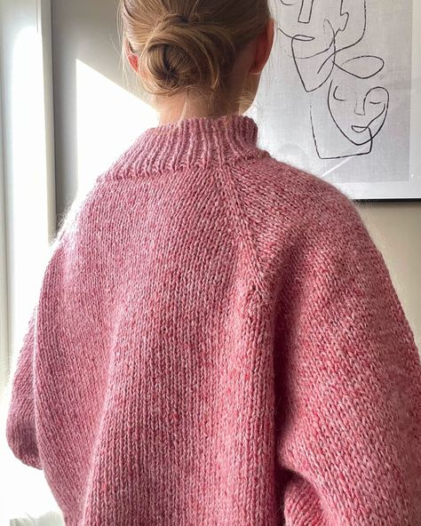 The pink sweater is finally finished❣️ Here is a sneak peak on how it looks! Can already tell that this will be a big fave this season🍂⁠ ⁠ The pattern is made in the design tool with these design choices:⁠ - Oversized⁠ - Raglan⁠ - Mock neck⁠ - Regular sleeves⁠ - Yarn: Aran Tweed + mohair⁠ ⁠ Additional hacks:⁠ - Casted on 4 extra stitches to get two raglan stitches instead of just one (we’ll add an option for this in the design tool soon!)⁠ - Double knitting on all ribbed edges💫⁠ ⁠ Knit Mock Neck Sweater Pattern, Folk Knitting, Unique Knitting Patterns, Tweed Sweater, Big Sleeves, Pink Tweed, Thick Sweaters, Nice Pictures, Sneak Peak