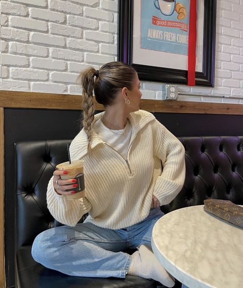 Creme Sweater Outfit, Scandi Outfit Aesthetic, Outfits Aesthetic Leather Jacket, Aesthetic Leather Jacket Outfit, Winter Fall Aesthetic, Aesthetic Leather Jacket, Autumn Outfits Aesthetic, Fall Aesthetic Outfit, Leather Jacket Outfit