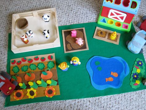 Christmas gift: felt farm ideas. Felt Town Buildings, Felt Imaginative Play, Felt Playscape, Play Mat Diy, Tree Building, Felt Play Mat, Felt Boards, Felt Crafts Diy, Felt Books