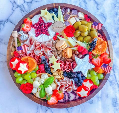 Memorial Day Charcuterie Board, Memorial Day Charcuterie, Patriotic Charcuterie Board, Memorial Day Foods, Patriotic Diy, Charcuterie Board Ideas, Simple Dessert, Kid Desserts, Charcuterie Inspiration