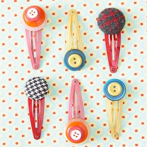 Button Hairclips -- Open the clips before attaching fabric or stacked buttons with hot glue; allow to dry overnight. Button Crafts For Kids, Diy Upcycling, Diy Buttons, Button Art, Colored Hair, Button Crafts, Crafty Craft, Crafts To Do, Kids Crafts