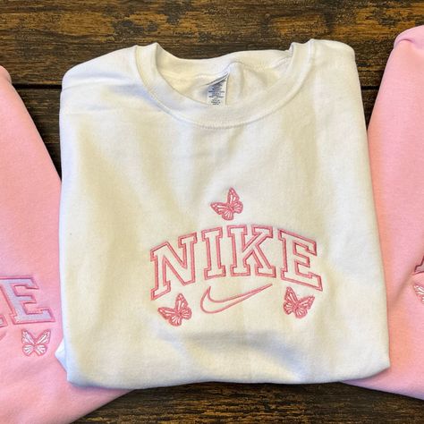 White Nike Butterfly Crew Neck. Nike Crewneck, Cute Nike Outfits, Casual Preppy Outfits, Cute Shirt Designs, Trendy Outfits For Teens, Cute Nike Shoes, Nike Sweater, Lazy Day Outfits, Cute Preppy Outfits