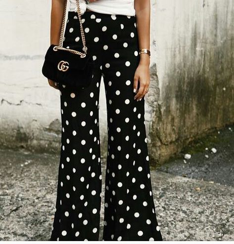 Lunares. Polka Dot Pants Outfit, Dots Outfit, Dots Fashion, Polka Dots Outfit, Style Casual Chic, Polka Dot Pants, Polka Dots Fashion, Outfit Trends, Mom Outfits