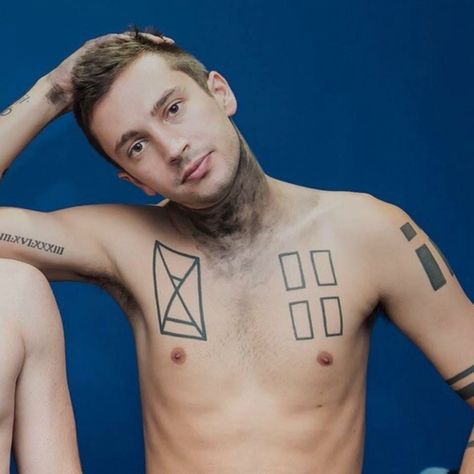 Tyler Joseph Tattoos, Twenty One Pilots Tattoo, Pilot Tattoo, Twenty One Pilots Aesthetic, Tyler And Josh, 21 Pilots, Happy Boy, Tyler Joseph, One Pilots