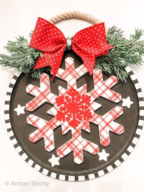 Dollar Tree Pizza Pan Crafts Christmas, Pizza Pan Crafts Diy Dollar Tree, Pizza Pan Crafts, Winter Door Hanger, Make A Pizza, Pizza Tray, Diy Pizza, Budget Crafts, Diy Winter