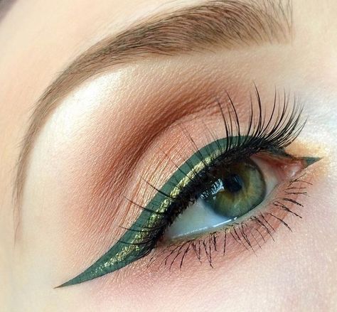 Eyeshadow For Green Eyes, Gold Eyeliner, Winged Eyeliner Tutorial, Eyeshadow Pencil, Wing It, Liner Brush, Eye Makeup Pictures, Brush Sets, Green Eyeshadow